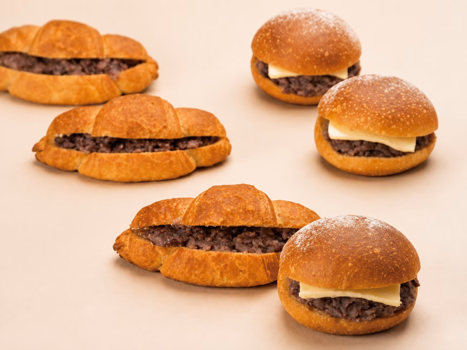 あんバターとあんこクロワッサンを並べた、まるたのあんこのパン