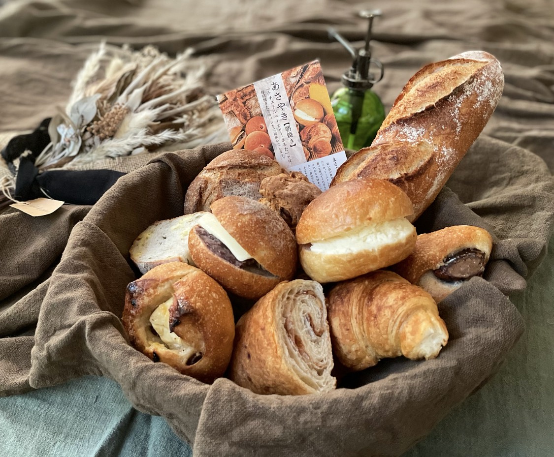 布の上に並ぶナチュラルベーカリーまるたのパン
