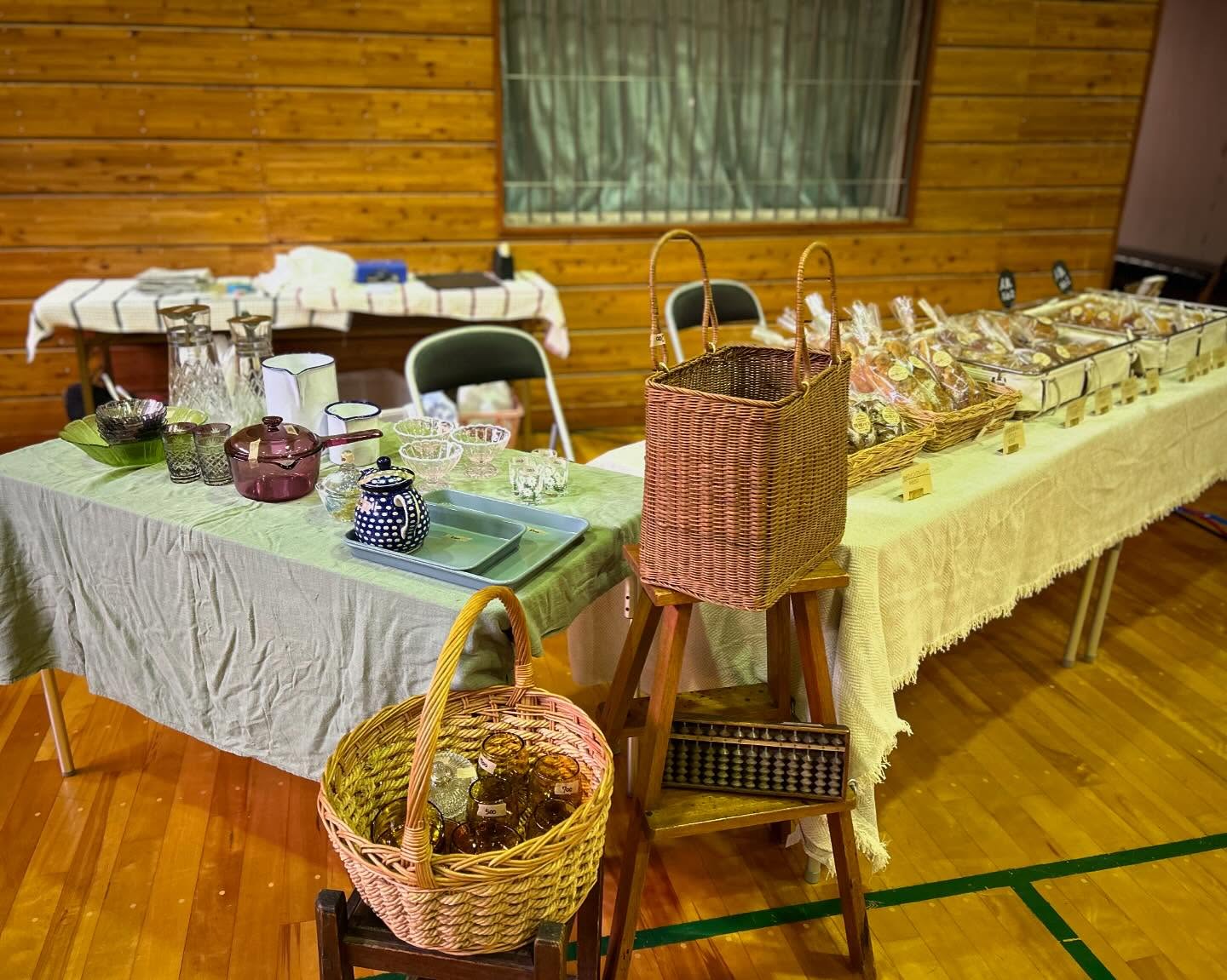 過去の森フィールドマルシェで、パンと食器や籠などの古物を並べたまるたのブース