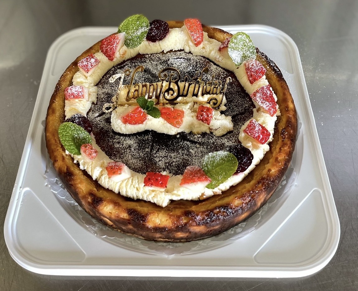 フルーツとメッセージプレートを飾ったチーズケーキ
