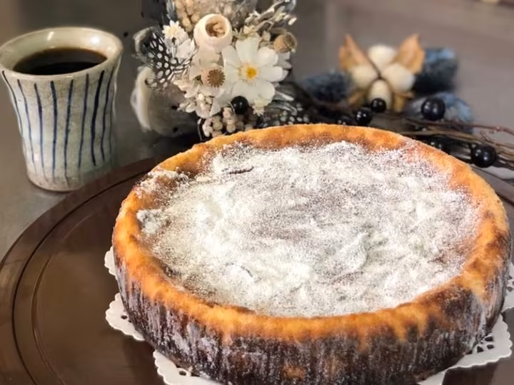 粉糖をまとったベイクドチーズケーキ